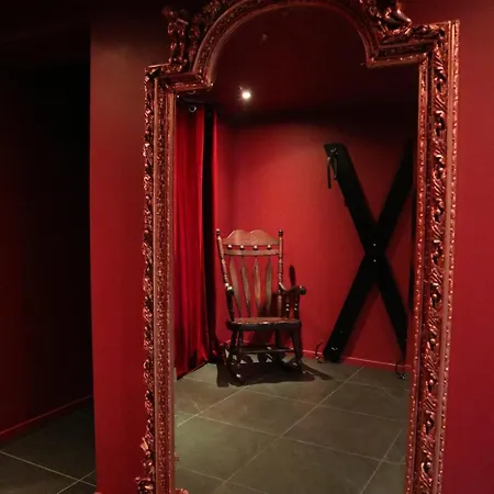 Le Moulin Des Plaisirs Atypical Sm Experience アパート *